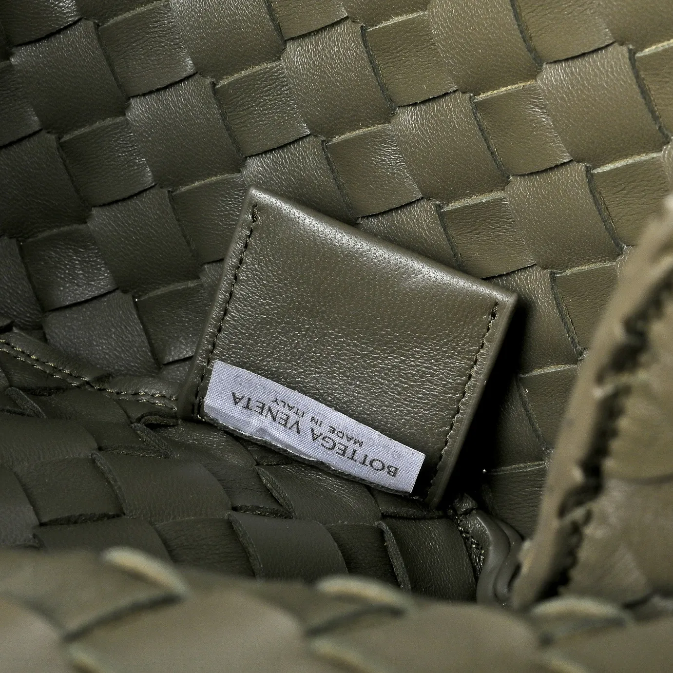 Batch 2160 BV new product suede Campana handbag The classic return of the Campana handbag is retro and charming ☄️Inspired by the classic collection of 2004🌟Each leather strip is made of two layers of Nappa lambskin🐏, showing the ultimate craftsmanship of full weaving inside and outside. The bag is super light, uses leather straps to open and close, and is equipped with a hidden magnetic buckle. It has two forms that can be switched, and the capacity is amazingly large. Whether it is for daily travel or to carry various small items✈️, it can be easily carried! Grab two hands for commuting and dating, and bring out French laziness🌤️ Model: 4249 Size: 33x20x16.5